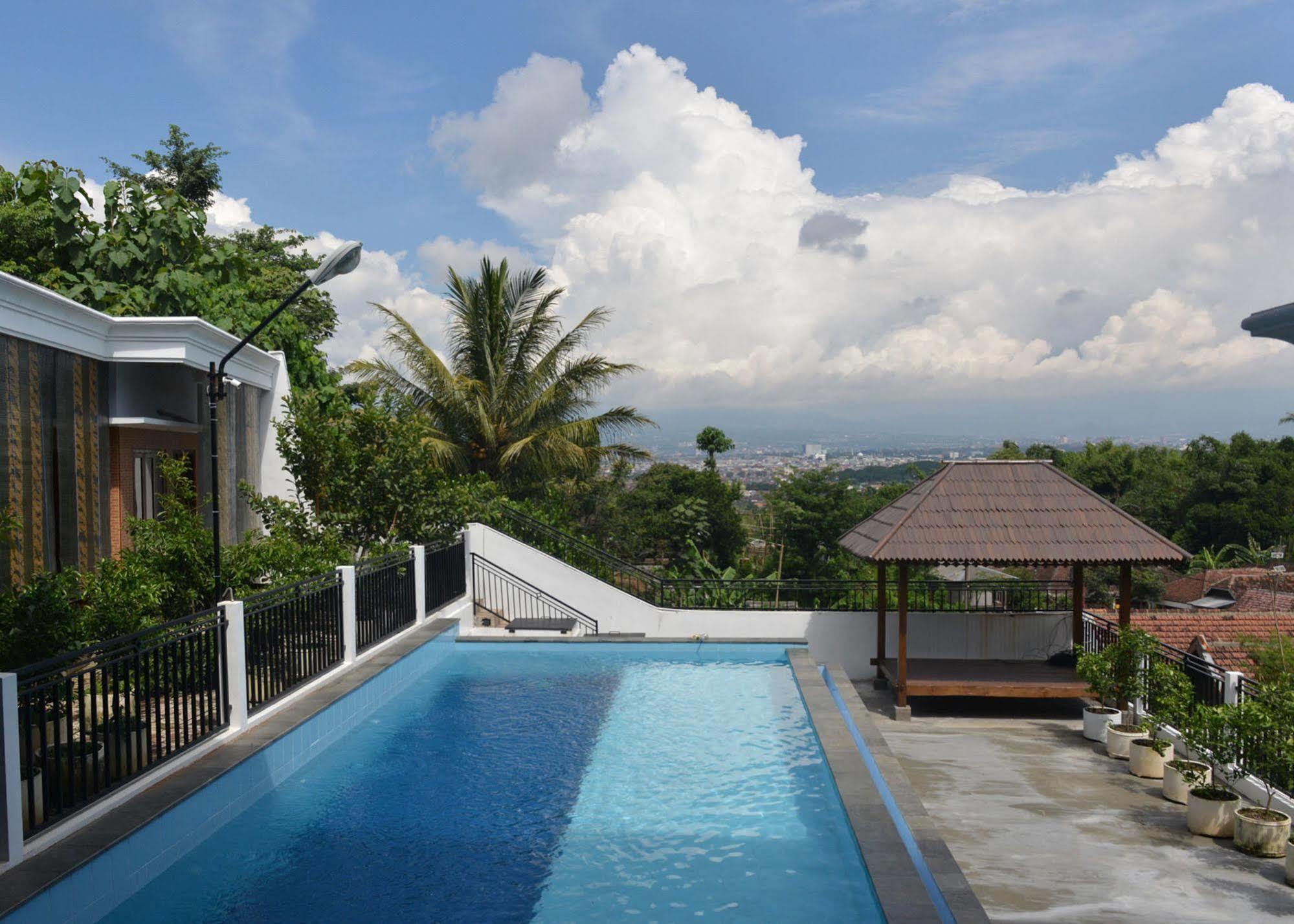 Malang Hill Syariah Redpartner Hotel Luaran gambar